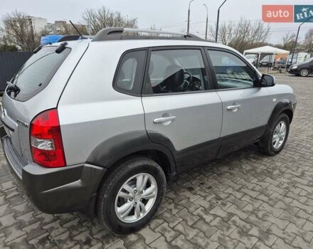 Серый Хендай Туксон, объемом двигателя 1.98 л и пробегом 189 тыс. км за 8300 $, фото 3 на Automoto.ua