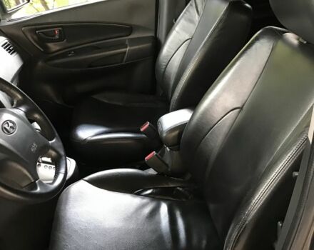 Серый Хендай Туксон, объемом двигателя 2.7 л и пробегом 215 тыс. км за 7900 $, фото 6 на Automoto.ua