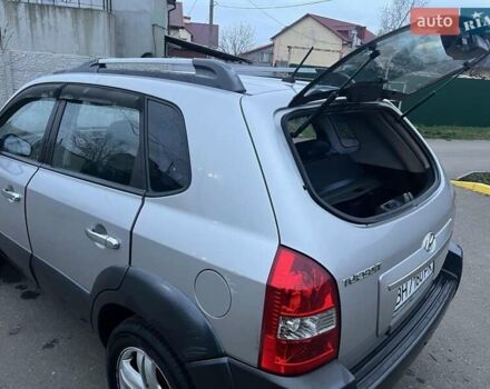Серый Хендай Туксон, объемом двигателя 1.99 л и пробегом 132 тыс. км за 10000 $, фото 7 на Automoto.ua