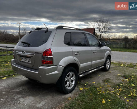 Серый Хендай Туксон, объемом двигателя 1.98 л и пробегом 274 тыс. км за 7700 $, фото 7 на Automoto.ua