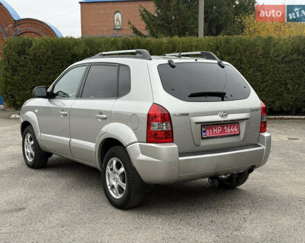 Серый Хендай Туксон, объемом двигателя 2 л и пробегом 195 тыс. км за 9950 $, фото 4 на Automoto.ua