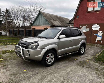 Серый Хендай Туксон, объемом двигателя 1.98 л и пробегом 274 тыс. км за 7700 $, фото 4 на Automoto.ua