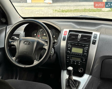 Сірий Хендай Туксон, об'ємом двигуна 1.98 л та пробігом 227 тис. км за 7800 $, фото 27 на Automoto.ua