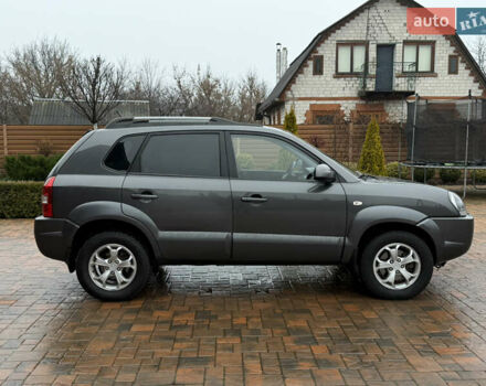 Серый Хендай Туксон, объемом двигателя 2 л и пробегом 86 тыс. км за 9800 $, фото 5 на Automoto.ua