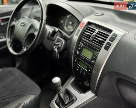 Серый Хендай Туксон, объемом двигателя 2 л и пробегом 128 тыс. км за 8900 $, фото 5 на Automoto.ua