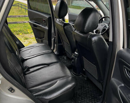 Серый Хендай Туксон, объемом двигателя 1.98 л и пробегом 274 тыс. км за 7700 $, фото 14 на Automoto.ua