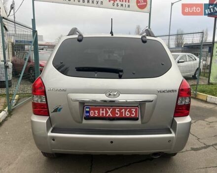 Серый Хендай Туксон, объемом двигателя 2 л и пробегом 158 тыс. км за 9600 $, фото 5 на Automoto.ua