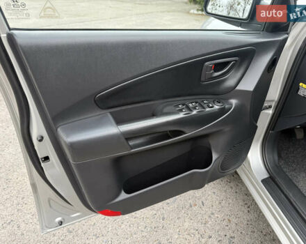 Серый Хендай Туксон, объемом двигателя 2 л и пробегом 195 тыс. км за 9950 $, фото 6 на Automoto.ua