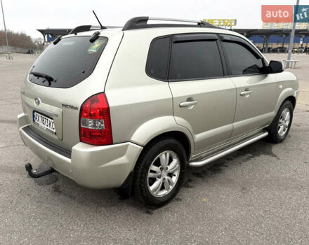 Серый Хендай Туксон, объемом двигателя 1.98 л и пробегом 307 тыс. км за 8700 $, фото 9 на Automoto.ua