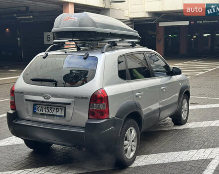 Сірий Хендай Туксон, об'ємом двигуна 2 л та пробігом 124 тис. км за 8900 $, фото 4 на Automoto.ua