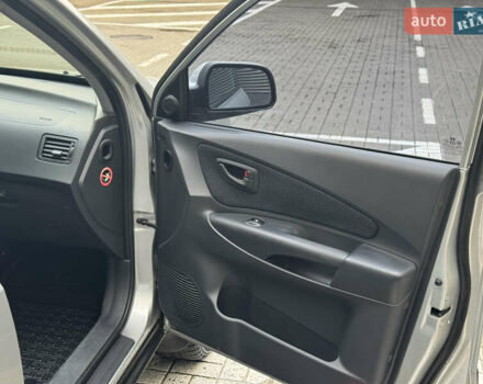 Сірий Хендай Туксон, об'ємом двигуна 2 л та пробігом 124 тис. км за 8900 $, фото 15 на Automoto.ua