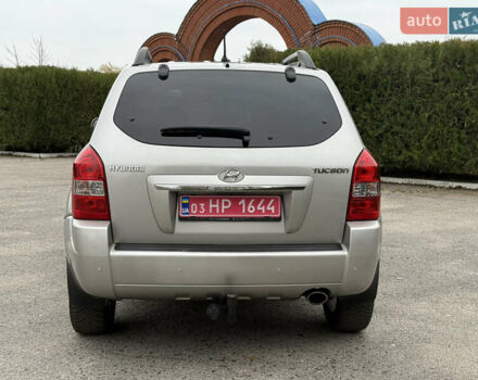 Серый Хендай Туксон, объемом двигателя 2 л и пробегом 195 тыс. км за 9950 $, фото 5 на Automoto.ua