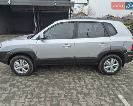 Серый Хендай Туксон, объемом двигателя 1.98 л и пробегом 189 тыс. км за 8300 $, фото 7 на Automoto.ua