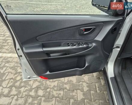 Серый Хендай Туксон, объемом двигателя 1.98 л и пробегом 189 тыс. км за 8300 $, фото 26 на Automoto.ua