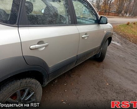 Серый Хендай Туксон, объемом двигателя 2 л и пробегом 100 тыс. км за 8600 $, фото 3 на Automoto.ua