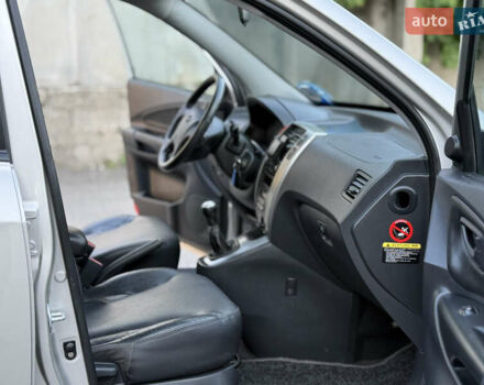 Сірий Хендай Туксон, об'ємом двигуна 1.98 л та пробігом 170 тис. км за 8999 $, фото 34 на Automoto.ua