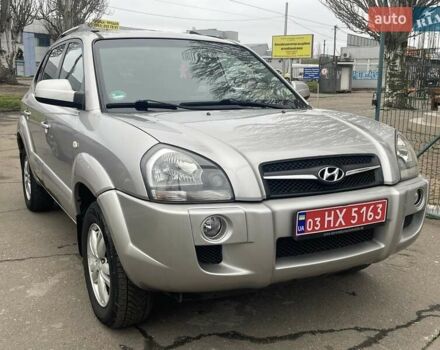 Серый Хендай Туксон, объемом двигателя 2 л и пробегом 158 тыс. км за 9600 $, фото 2 на Automoto.ua