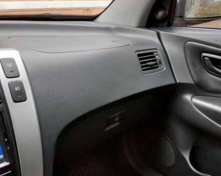 Сірий Хендай Туксон, об'ємом двигуна 2 л та пробігом 225 тис. км за 8700 $, фото 4 на Automoto.ua