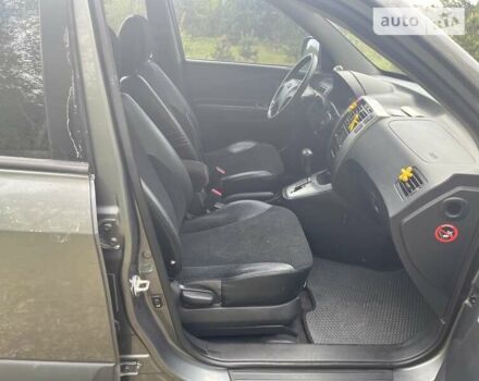 Серый Хендай Туксон, объемом двигателя 2 л и пробегом 175 тыс. км за 9662 $, фото 4 на Automoto.ua