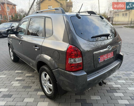 Серый Хендай Туксон, объемом двигателя 2 л и пробегом 202 тыс. км за 10000 $, фото 3 на Automoto.ua