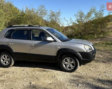 Серый Хендай Туксон, объемом двигателя 2.66 л и пробегом 159 тыс. км за 9999 $, фото 4 на Automoto.ua