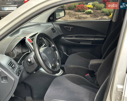 Сірий Хендай Туксон, об'ємом двигуна 1.98 л та пробігом 227 тис. км за 7800 $, фото 16 на Automoto.ua