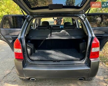 Серый Хендай Туксон, объемом двигателя 1.99 л и пробегом 146 тыс. км за 10000 $, фото 7 на Automoto.ua