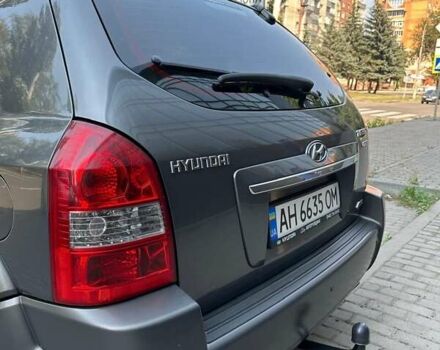 Серый Хендай Туксон, объемом двигателя 2 л и пробегом 130 тыс. км за 9300 $, фото 2 на Automoto.ua