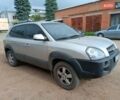 Серый Хендай Туксон, объемом двигателя 1.98 л и пробегом 226 тыс. км за 7500 $, фото 1 на Automoto.ua