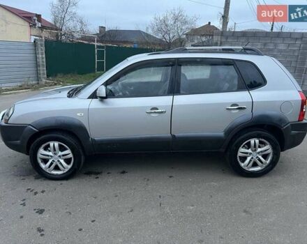 Серый Хендай Туксон, объемом двигателя 1.99 л и пробегом 132 тыс. км за 10000 $, фото 4 на Automoto.ua