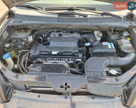 Серый Хендай Туксон, объемом двигателя 1.98 л и пробегом 228 тыс. км за 8700 $, фото 8 на Automoto.ua