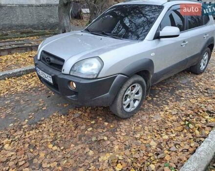 Серый Хендай Туксон, объемом двигателя 1.99 л и пробегом 243 тыс. км за 7700 $, фото 2 на Automoto.ua