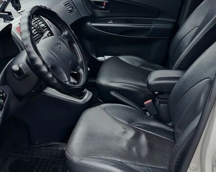 Серый Хендай Туксон, объемом двигателя 2 л и пробегом 200 тыс. км за 9200 $, фото 18 на Automoto.ua