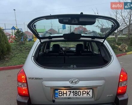 Серый Хендай Туксон, объемом двигателя 1.99 л и пробегом 132 тыс. км за 10000 $, фото 17 на Automoto.ua