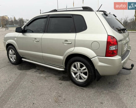 Серый Хендай Туксон, объемом двигателя 1.98 л и пробегом 307 тыс. км за 8700 $, фото 11 на Automoto.ua