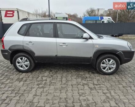 Серый Хендай Туксон, объемом двигателя 1.98 л и пробегом 189 тыс. км за 8300 $, фото 2 на Automoto.ua