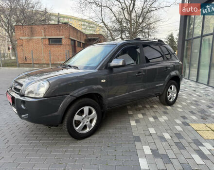 Серый Хендай Туксон, объемом двигателя 2 л и пробегом 202 тыс. км за 10000 $, фото 1 на Automoto.ua