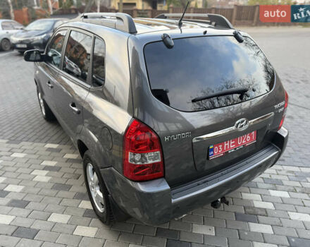 Серый Хендай Туксон, объемом двигателя 2 л и пробегом 202 тыс. км за 10000 $, фото 6 на Automoto.ua