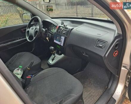 Серый Хендай Туксон, объемом двигателя 1.99 л и пробегом 243 тыс. км за 7700 $, фото 5 на Automoto.ua