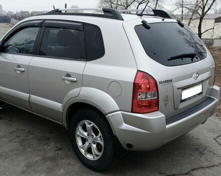 Серый Хендай Туксон, объемом двигателя 2 л и пробегом 200 тыс. км за 9200 $, фото 14 на Automoto.ua