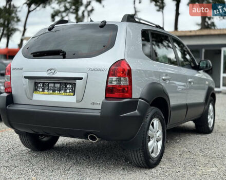 Серый Хендай Туксон, объемом двигателя 2 л и пробегом 128 тыс. км за 8900 $, фото 2 на Automoto.ua