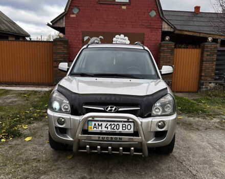 Серый Хендай Туксон, объемом двигателя 1.98 л и пробегом 274 тыс. км за 7700 $, фото 2 на Automoto.ua