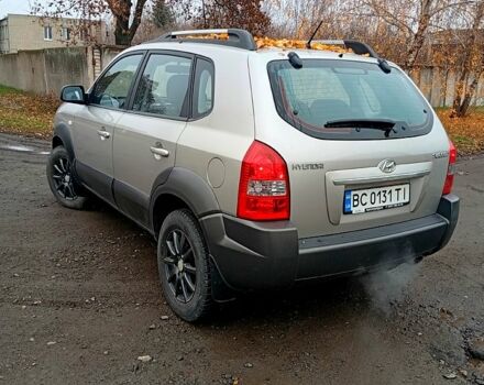 Серый Хендай Туксон, объемом двигателя 2 л и пробегом 100 тыс. км за 8600 $, фото 4 на Automoto.ua