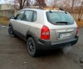 Серый Хендай Туксон, объемом двигателя 2 л и пробегом 100 тыс. км за 8600 $, фото 4 на Automoto.ua