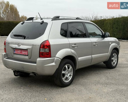 Серый Хендай Туксон, объемом двигателя 2 л и пробегом 195 тыс. км за 9950 $, фото 3 на Automoto.ua