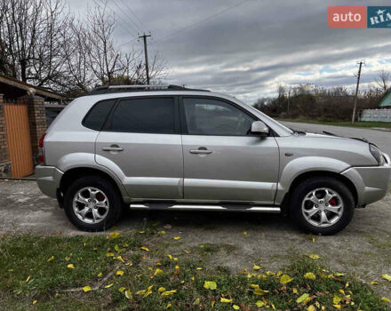 Серый Хендай Туксон, объемом двигателя 1.98 л и пробегом 274 тыс. км за 7700 $, фото 6 на Automoto.ua