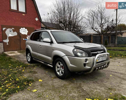 Серый Хендай Туксон, объемом двигателя 1.98 л и пробегом 274 тыс. км за 7700 $, фото 3 на Automoto.ua