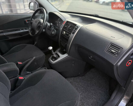 Серый Хендай Туксон, объемом двигателя 2 л и пробегом 202 тыс. км за 10000 $, фото 32 на Automoto.ua