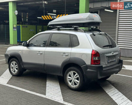 Сірий Хендай Туксон, об'ємом двигуна 2 л та пробігом 124 тис. км за 8900 $, фото 2 на Automoto.ua