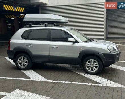 Сірий Хендай Туксон, об'ємом двигуна 2 л та пробігом 124 тис. км за 8900 $, фото 5 на Automoto.ua